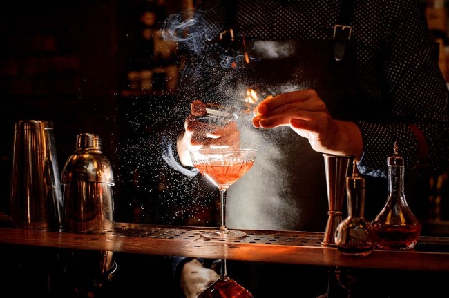 Bartender adalah pembuat minuman di bar dan seseorang yang menciptakan berbagai macam minuman baru atau membuat resep minuman baru.
