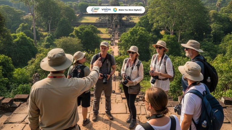 pramuwisata memandu wisatawan di destinasi budaya