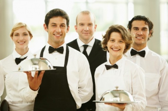 Kiat Menghadapi Situasi Sulit sebagai Waiter