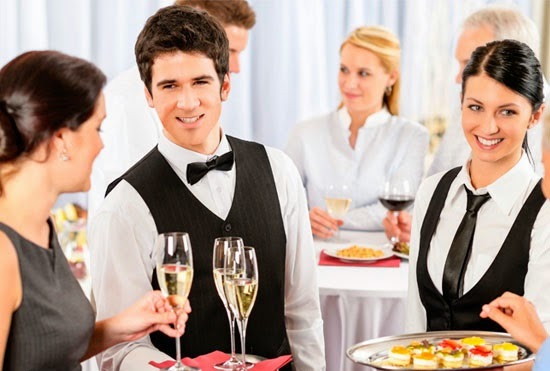 Mengenal Peran Waiter dalam Restoran Modern