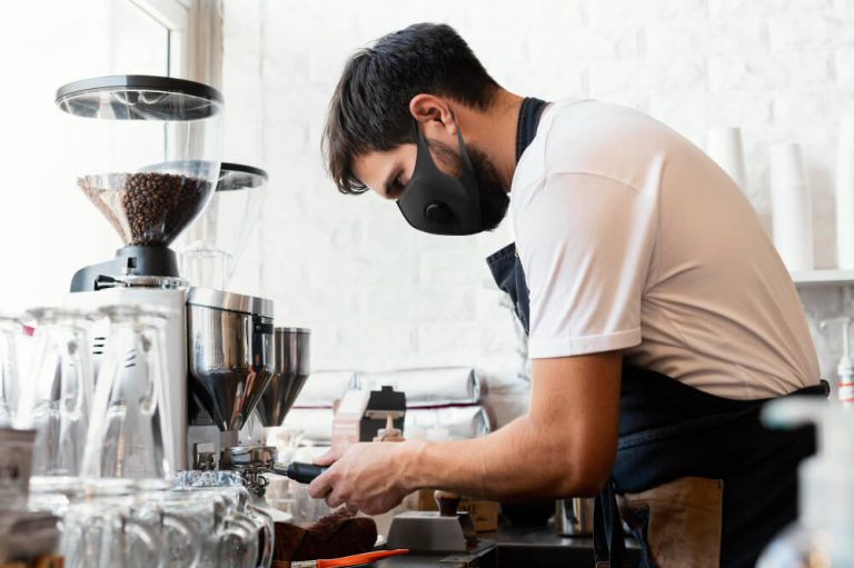 Barista Profesional Menguasai Seni Kopi dengan Dedikasi dan Keahlian