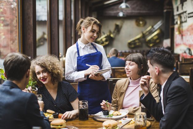 perbedaan waiter dan server