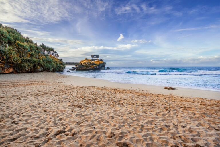 Wisata Pantai di Selatan Jawa Tengah