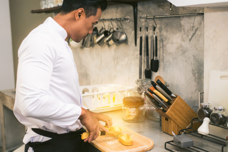 Apa Perbedaan Demi Chef vs Sous Chef dan Peran Masing-Masing?