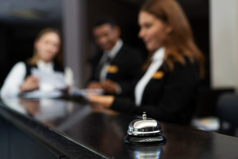 Tugas dan Tanggung Jawab Resepsionis Hotel yang Wajib Diketahui