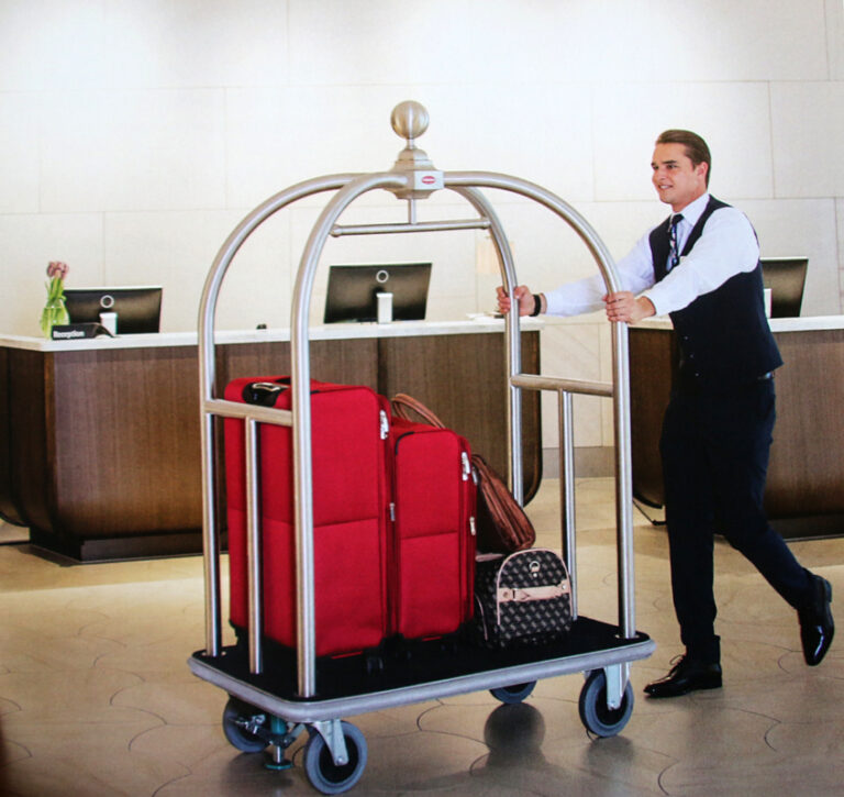 Peluang Karir Bellboy: Dari Petugas Bagasi hingga Manajer Hotel