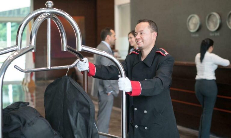 Rahasia Bellboy dalam Memberikan Pelayanan Prima kepada Tamu