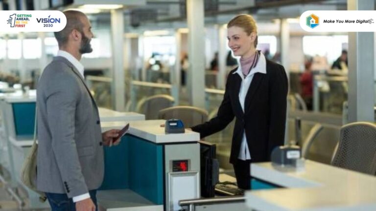 Staff ticketing sedang menggunakan komputer dengan efisien sambil melayani pelanggan