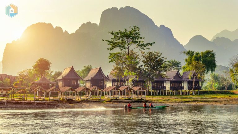 area wisata dengan dekorasi artistik, spot foto kreatif, dan pengunjung berfoto bersama.