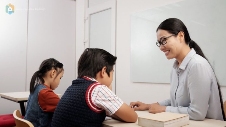 Guru membimbing siswa dalam kegiatan Experiential Learning yang menekankan pengalaman nyata