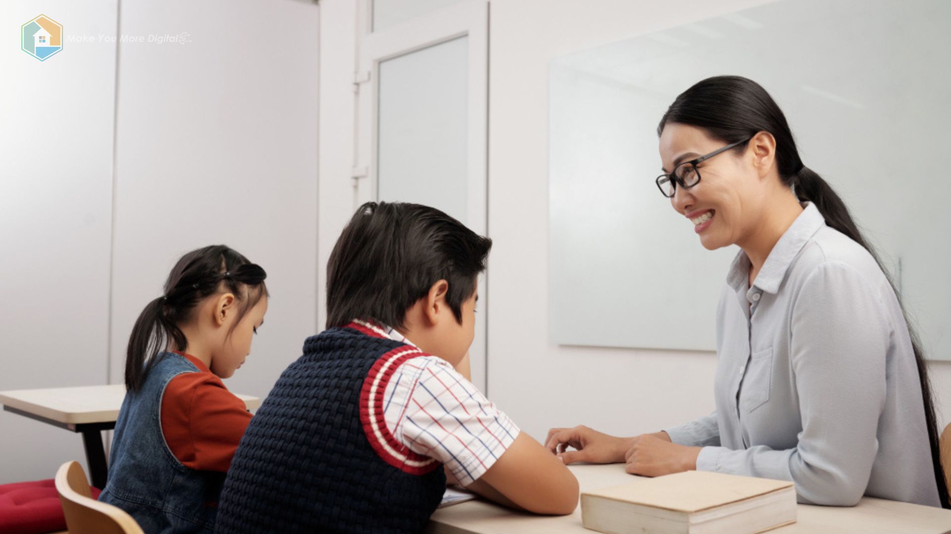 Guru membimbing siswa dalam kegiatan Experiential Learning yang menekankan pengalaman nyata