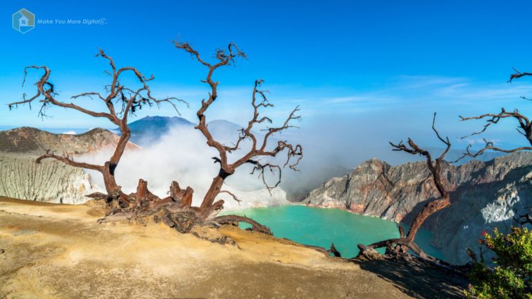 Pemandangan alam Indonesia berupa kawah dan pegunungan indah sebagai destinasi geowisata populer