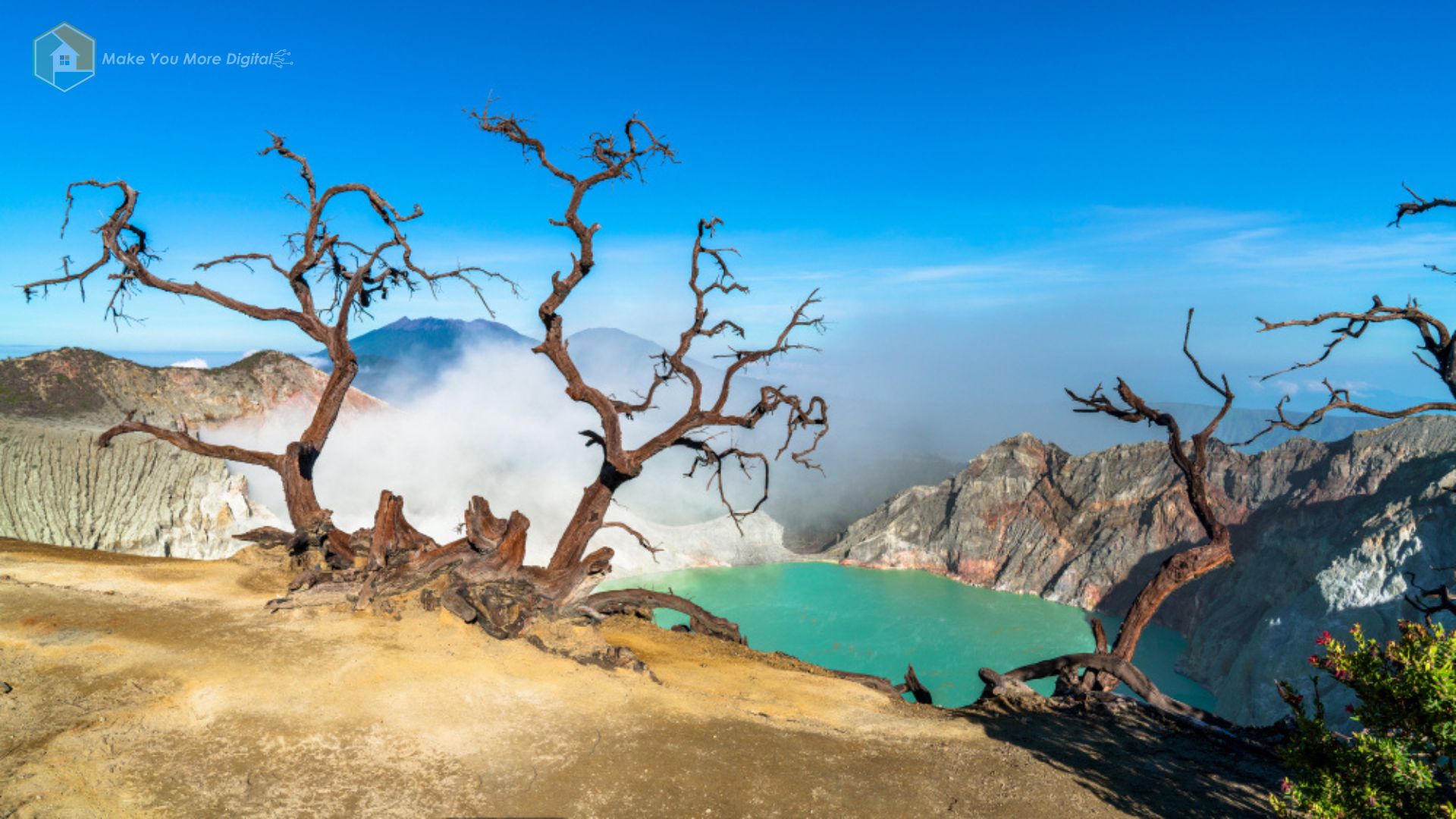 Pemandangan alam Indonesia berupa kawah dan pegunungan indah sebagai destinasi geowisata populer