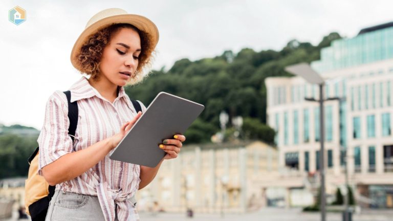 Tour Leader modern menggunakan tablet untuk memandu wisatawan dalam perjalanan wisata era digital