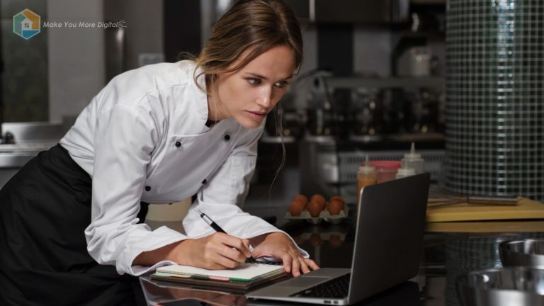 ilustrasi menghitung biaya catering dengan kalkulator dan laptop
