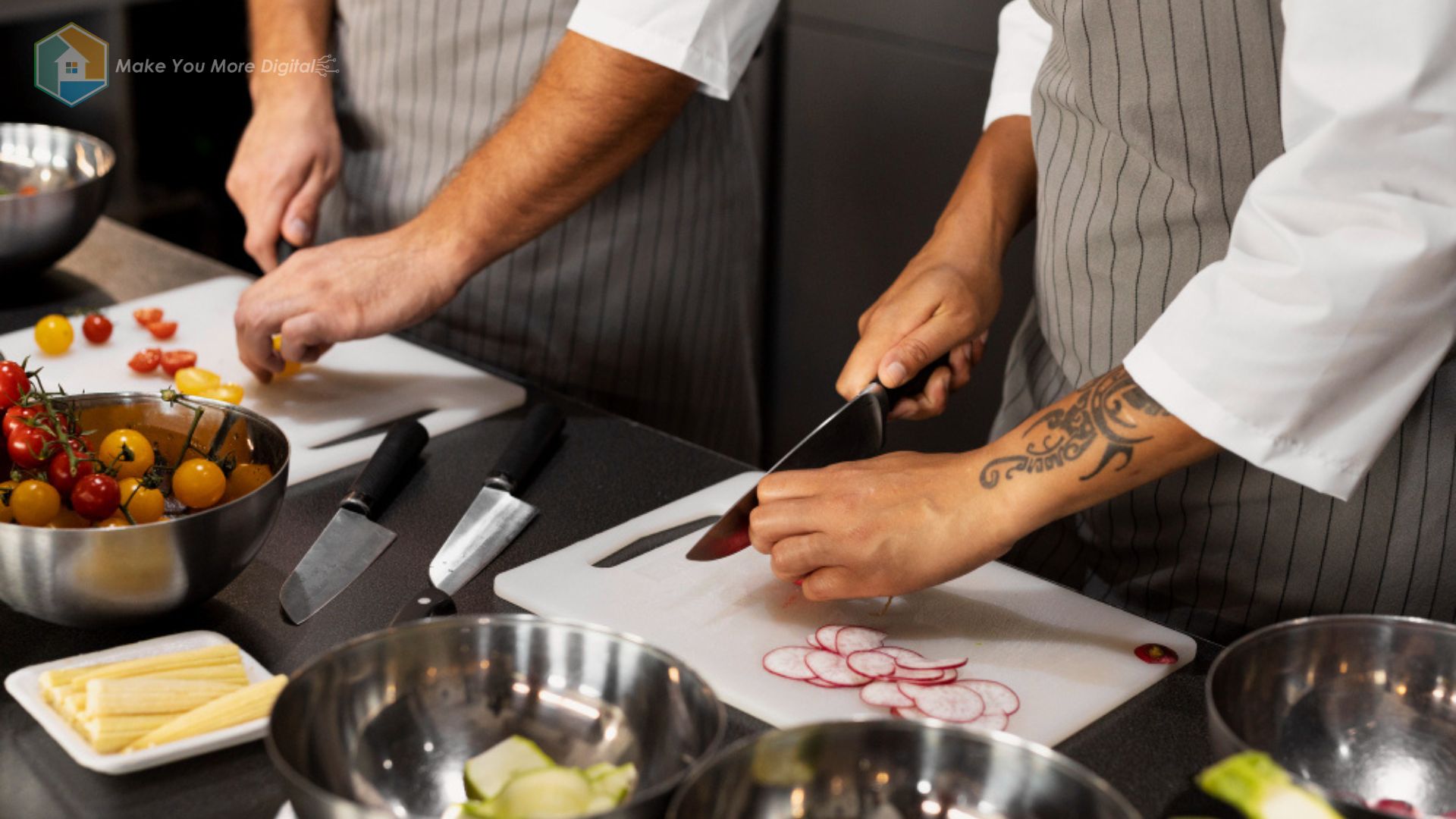 Tim catering sedang menyiapkan makanan dalam dapur profesional