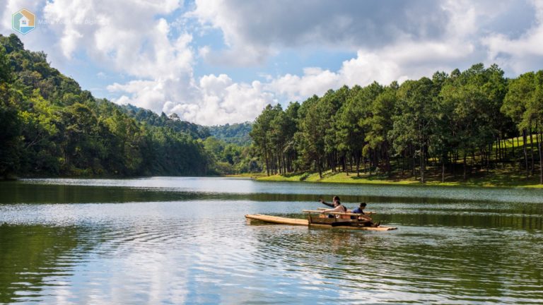 Pemandangan hijau pegunungan dan danau jernih sebagai destinasi ekowisata terbaik di Indonesia