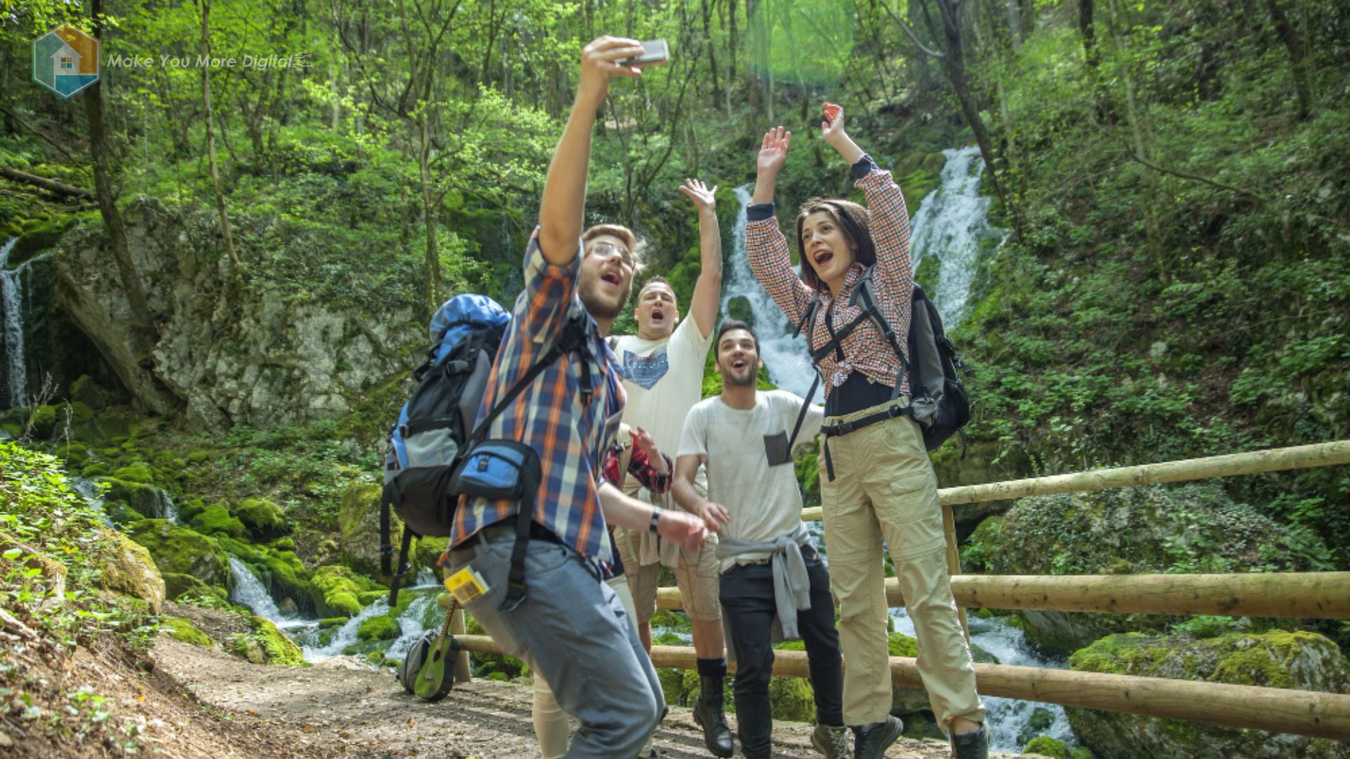 Keramaian wisatawan di destinasi wisata populer dengan pengelolaan modern