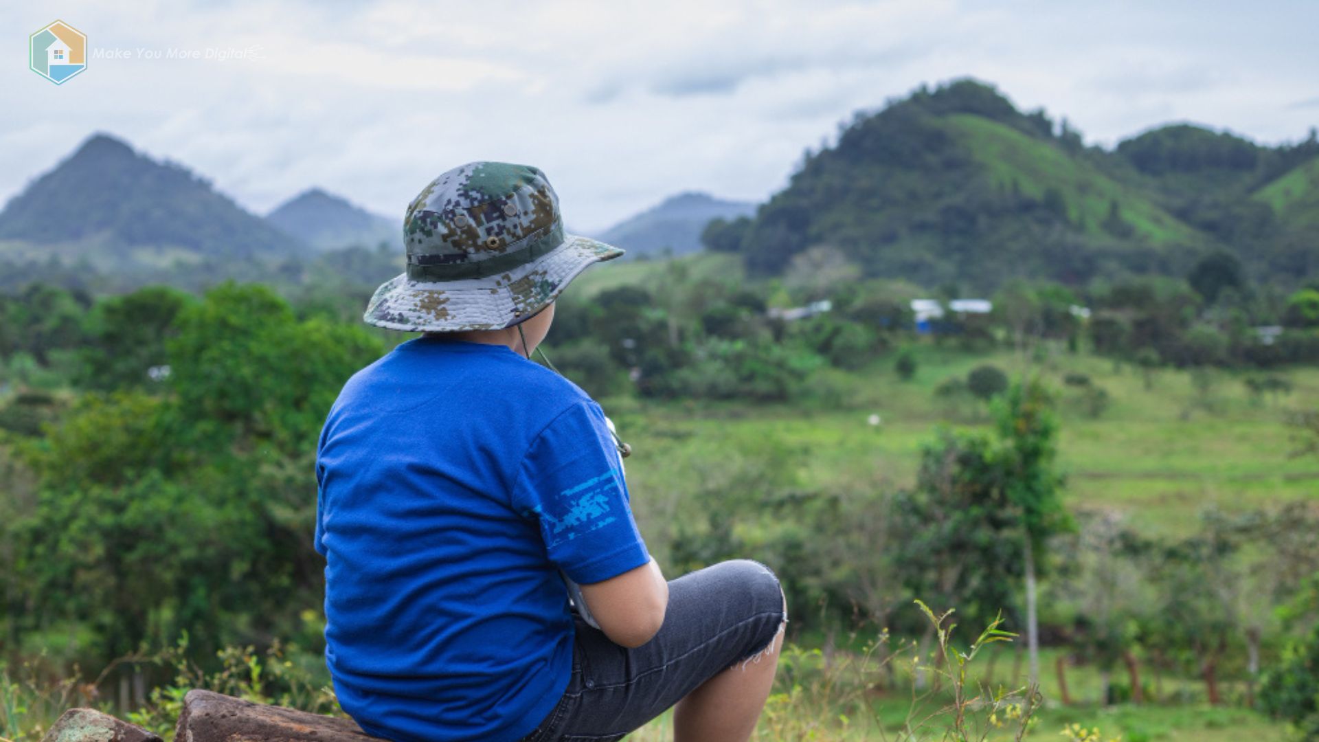 Pemandangan indah destinasi ekowisata dengan wisatawan menikmati alam secara berkelanjutan.