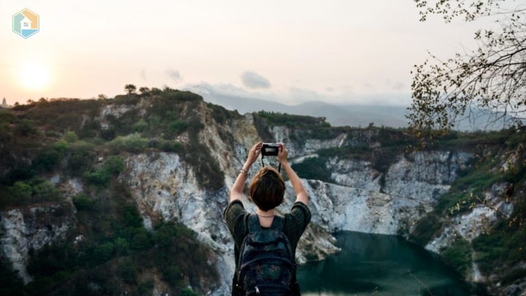 destinasi wisata modern dengan pelayanan ramah, penggunaan aplikasi wisata digital, serta wisatawan yang tersenyum menikmati pengalaman menyenangkan di tengah suasana alam dan budaya lokal.