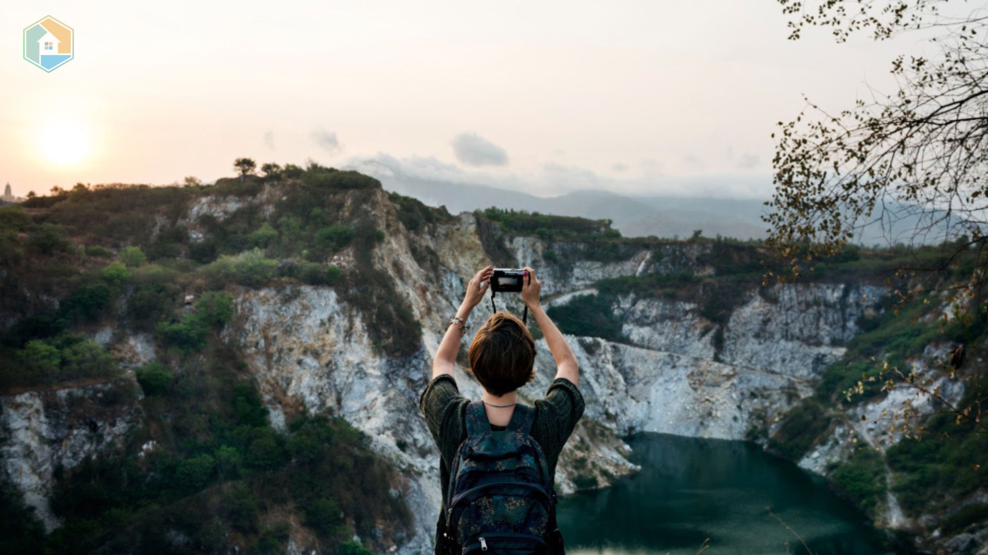 destinasi wisata modern dengan pelayanan ramah, penggunaan aplikasi wisata digital, serta wisatawan yang tersenyum menikmati pengalaman menyenangkan di tengah suasana alam dan budaya lokal.