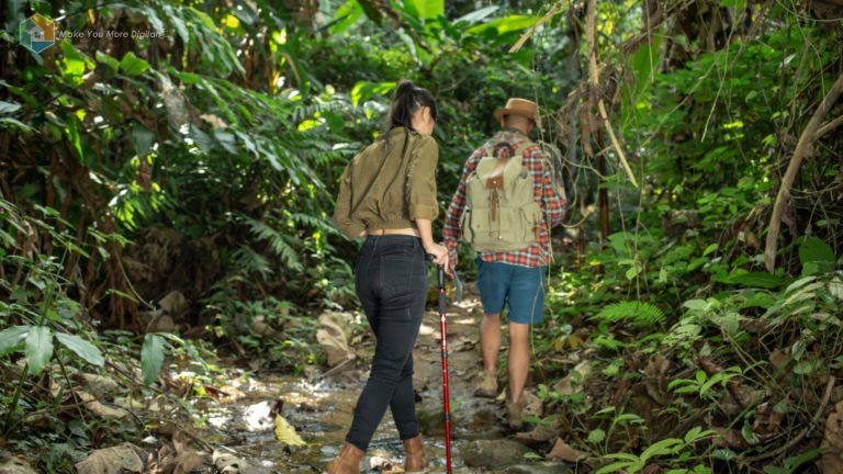 Wisatawan berjalan di hutan hijau sambil mengikuti tur ekowisata yang melestarikan alam dan memberdayakan masyarakat lokal