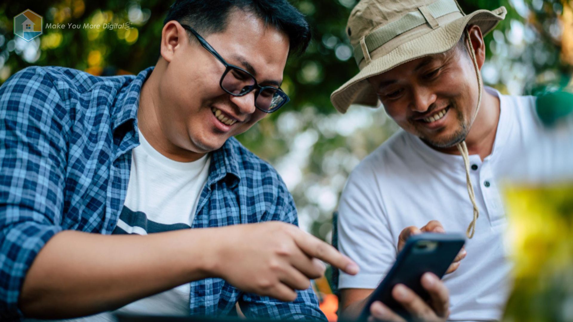 Petugas destinasi wisata ramah melayani wisatawan di pusat informasi.