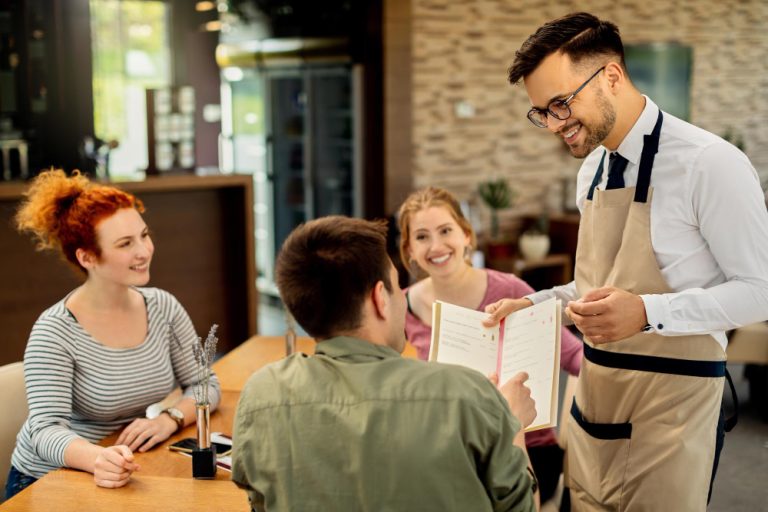 Bagaimana Waiter Berkontribusi pada Citra Positif Destinasi Wisata