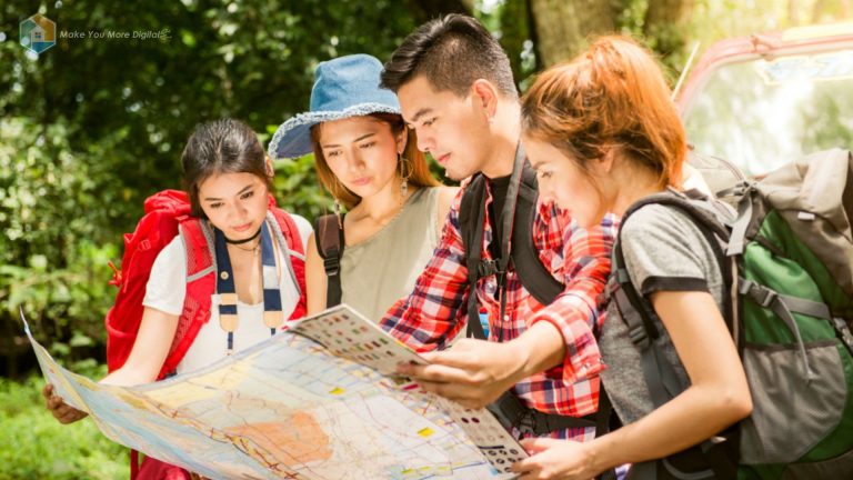 Tour Leader profesional sedang berbicara sambil memandu wisatawan di destinasi modern.