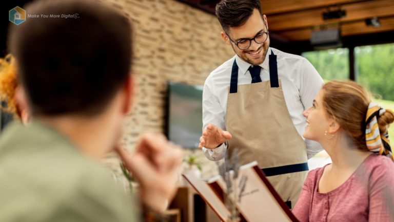 Waiter profesional tersenyum ramah saat menyajikan makanan