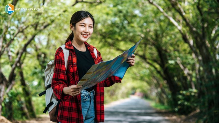 Seorang Tour Leader profesional sedang memandu wisatawan dengan ramah di destinasi wisata populer