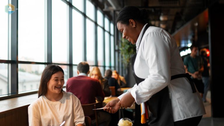 Cara Waiter Menghadapi Pelanggan Sulit dengan Elegan dan Efektif