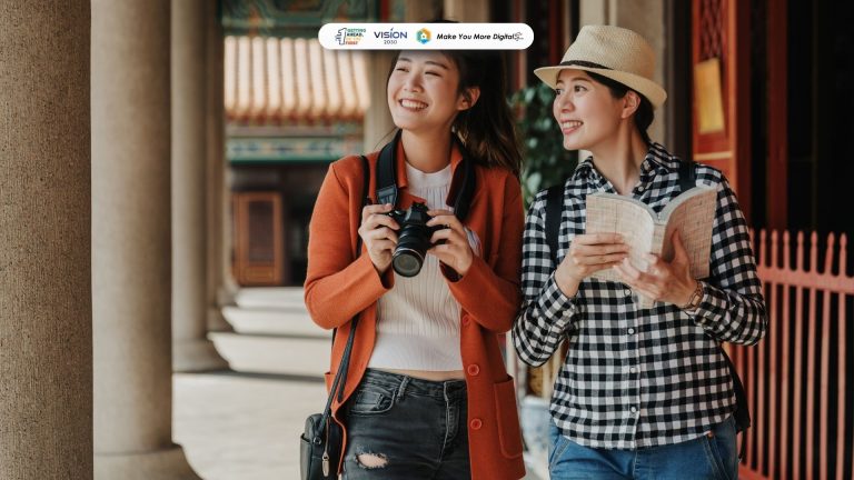 Wisatawan menikmati pengalaman unik di destinasi wisata