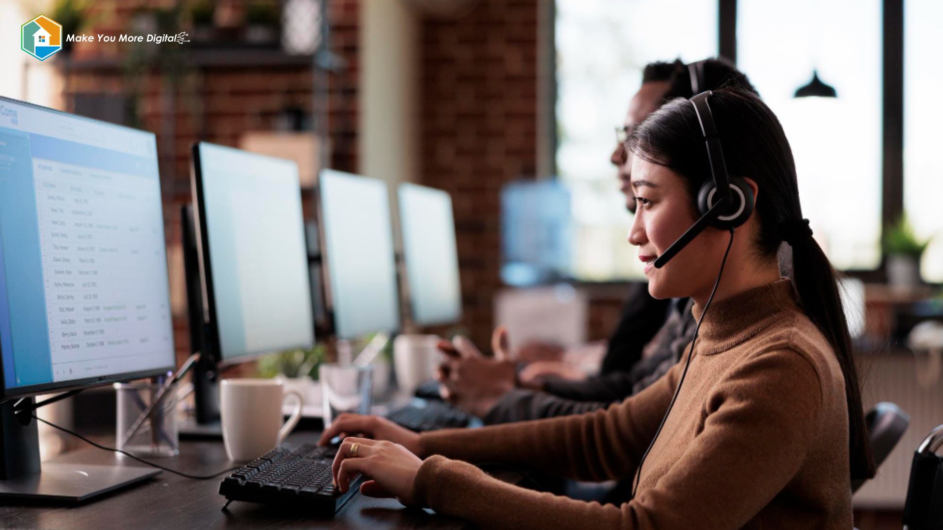 profesional Customer Service dan Call Center yang melayani pelanggan dengan empati dan teknologi modern.