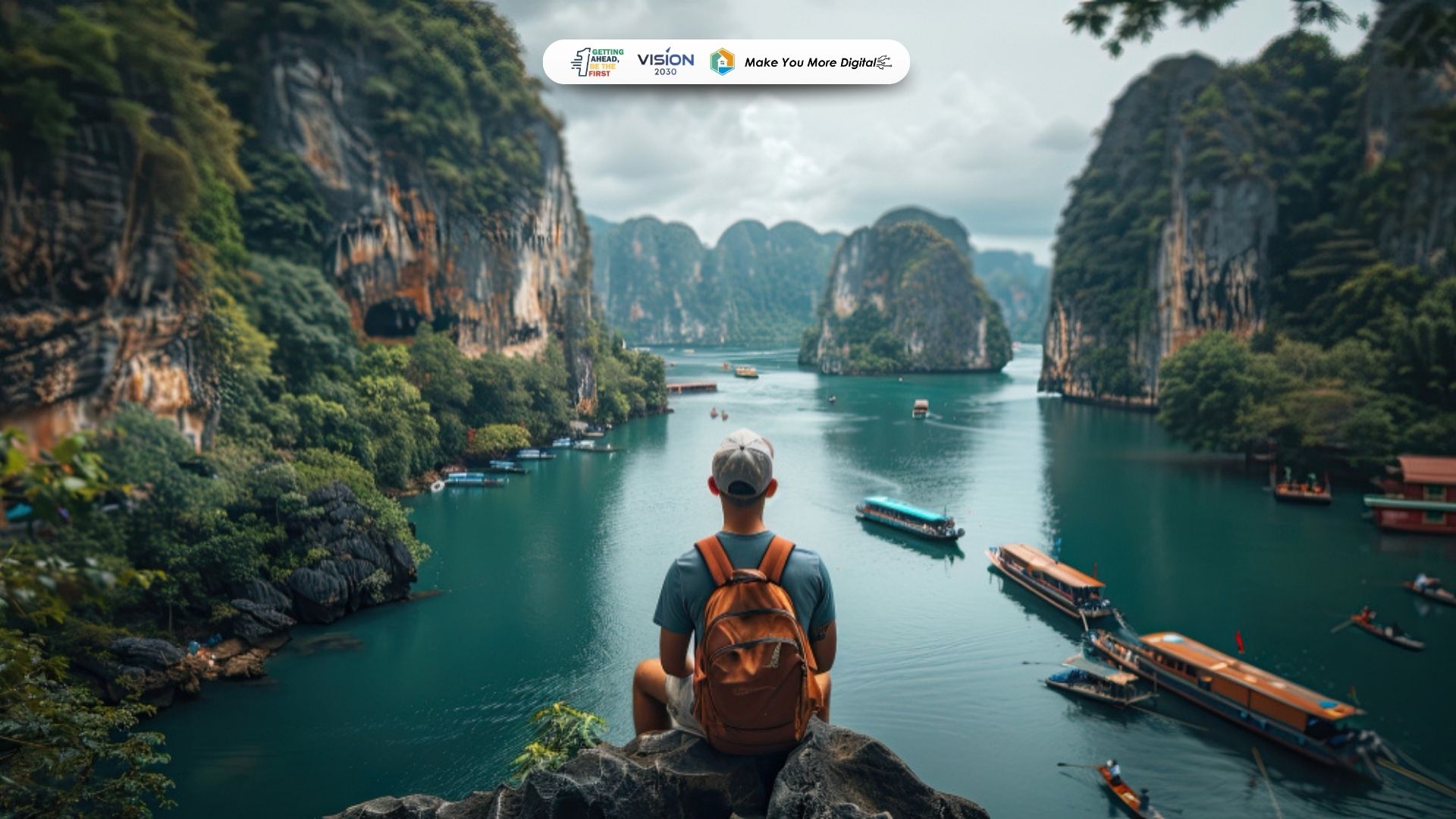 Pemandangan destinasi wisata yang tertata rapi dan ramai pengunjung