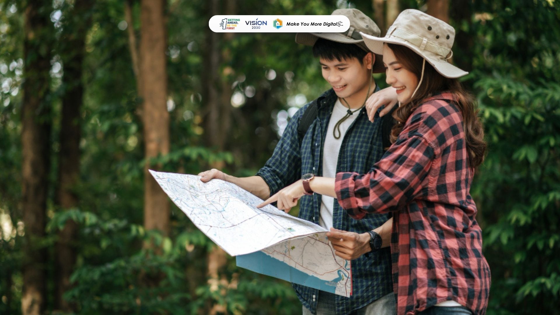 pemandu wisata sedang menjelaskan informasi destinasi kepada wisatawan