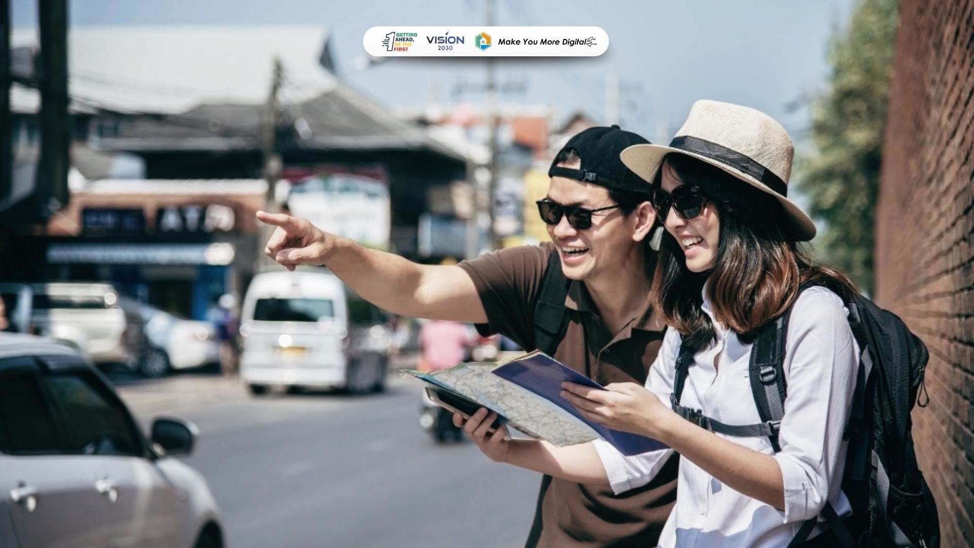 pemandu wisata sedang memandu wisatawan dengan latar alam