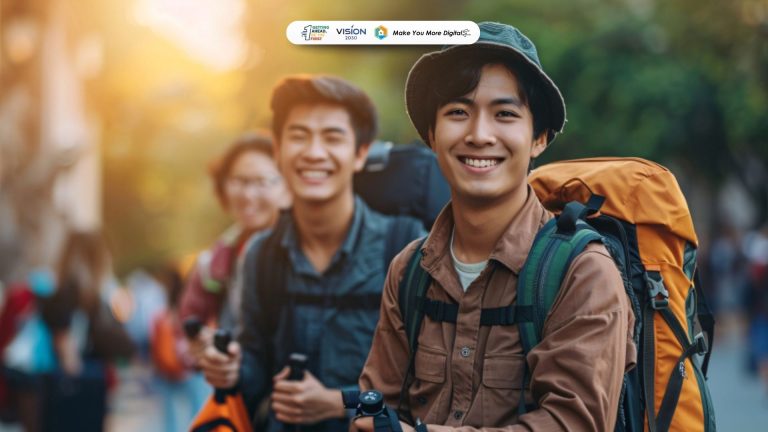 Pemandu wisata sedang menjelaskan sejarah bangunan budaya kepada wisatawan di area heritage