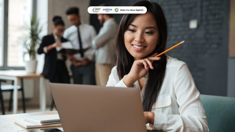 profesional muda bekerja di industri pariwisata dengan berbagai pilihan karier yang menjanjikan