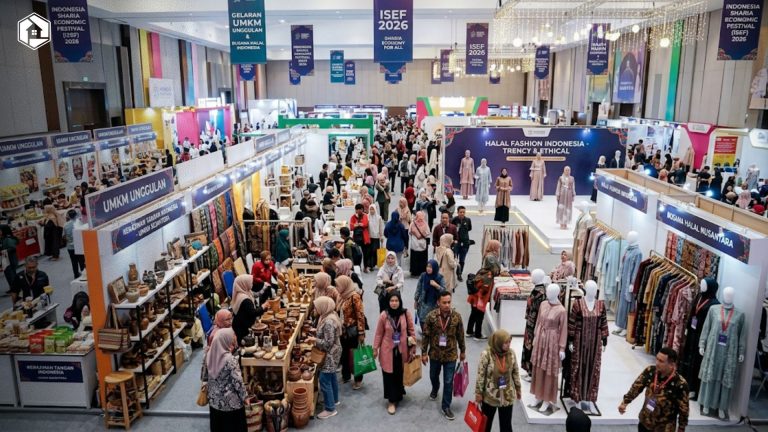 Suasana pameran produk UMKM unggulan dan busana halal dalam gelaran Indonesia Sharia Economic Festival ISEF 2026.